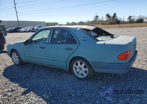 1996 Mercedes-Benz E 320 z USA, uszkodzony, nr VIN WDBJF55F2TJ013035